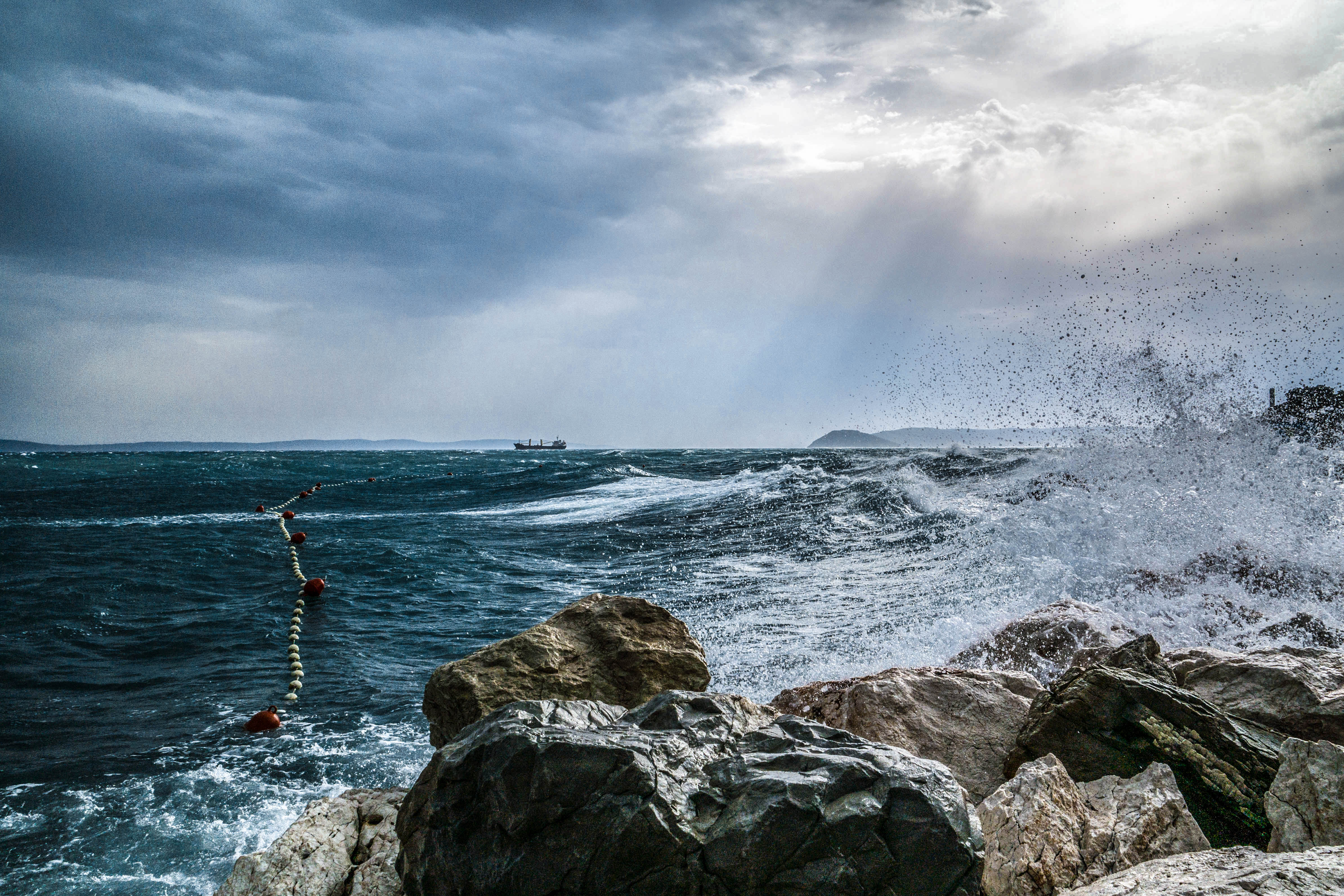 Про море шторм. Море шторм. Берингово море шторм. Каспийское море шторм. Озеро Байкал шторм.